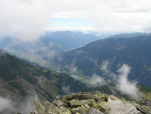 Vom Gipfel der etwa 2000 m tiefe Blick ins Mölltal. Die südlichen Gipfel waren mittlerweile (leider) wolkenverhangen.
